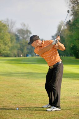 Golf sopası sallayan adam.