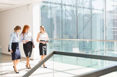 İş kadınları Office koridor yürüme