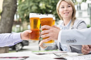 bira gözlük toasting iş adamları