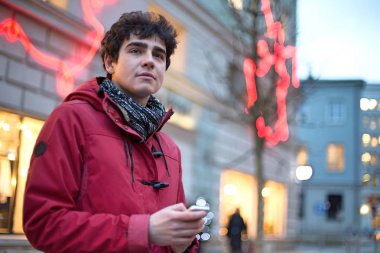 adam tutarak cep telefonu