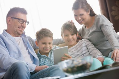 mutlu bir aile dijital tablet kullanma