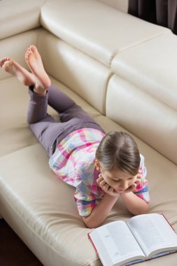 kız kitap okuyor.
