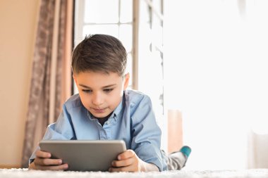 Dijital tablet kullanan çocuk