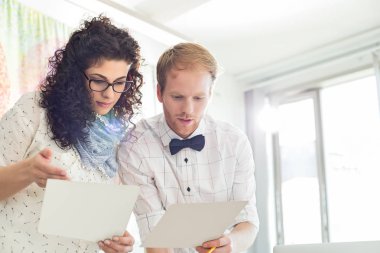 Örnekleri üzerinde tartışırken iş adamları