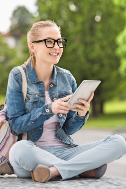 Tablet Pc kullanma kız öğrenci