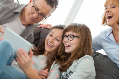 Tablet pc kullanan aile 