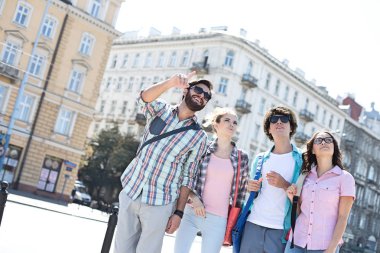 Gülümseyen adam bir şey için gösterilen