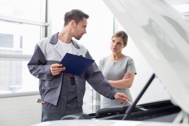 mühendis açıklayan araba motoru 