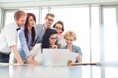 İş arkadaşları belge analiz dizüstü bilgisayar ile 