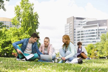 Kampüsünde eğitim kolej arkadaş