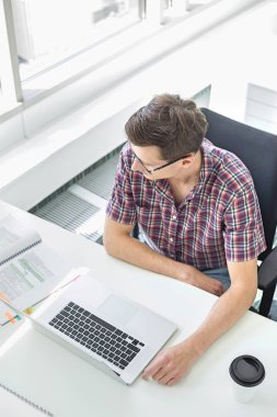 Masada çalışan bir iş adamı.