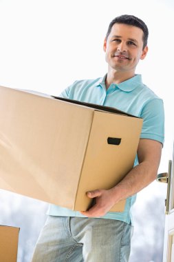 Karton kutu taşıyan adam. 