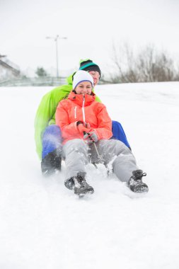 karla kaplı arazi üzerinde sledging Çift