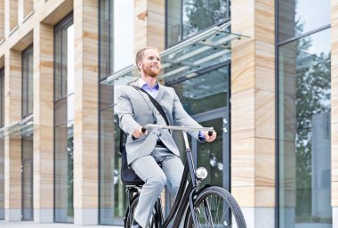 İşadamı binicilik bisiklet gülümseyen 