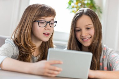 Kız dijital tablet kullanma