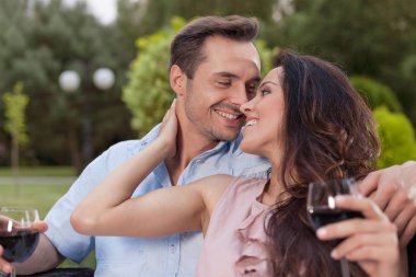 Şarap bardakları ile Romantik Çift