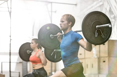 Erkek ve kadın barbell kaldırma