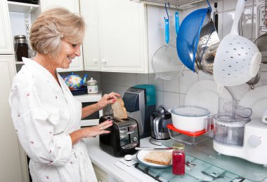 kadın kıdemli tost hazırlanıyor