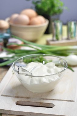 tablo üzerinde bir kapta mayonez