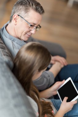 Baba ve kızı dijital tablet kullanma