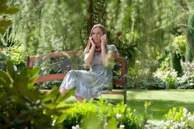 Bankta cep telefonu kullanan kadın