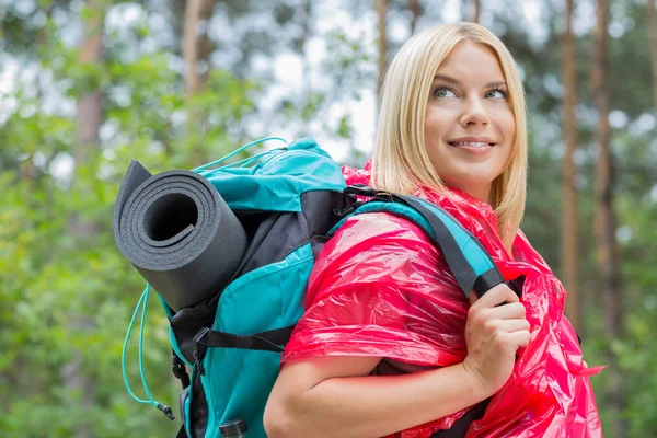 Kadın backpacker yağmurluk — Stok fotoğraf