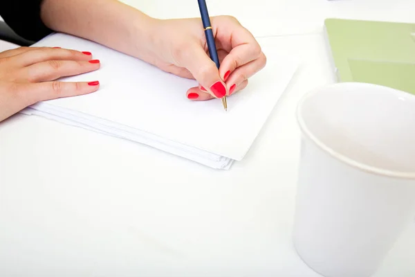 Vrouw schrijven op papier — Stockfoto