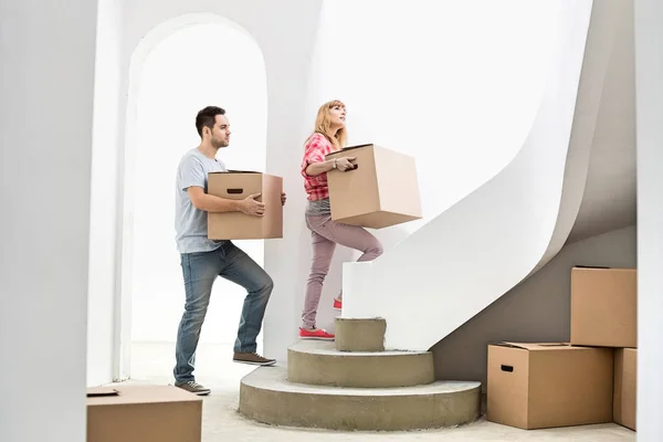 Casal transportando caixas de papelão — Fotografia de Stock