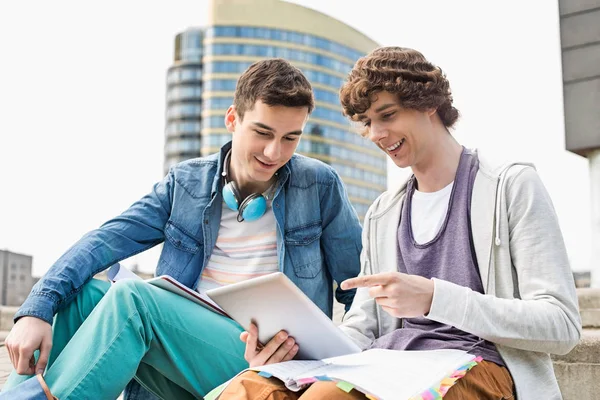 Manliga studenter använda digitala surfplatta — Stockfoto