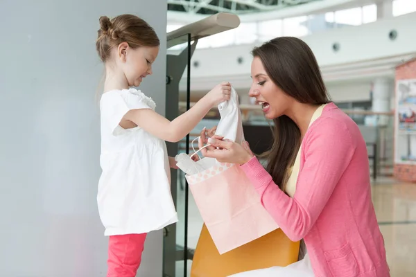 Mamma ger dotter gåva — Stockfoto