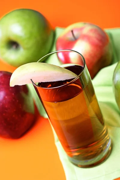 苹果汁在杯子里 — 图库照片