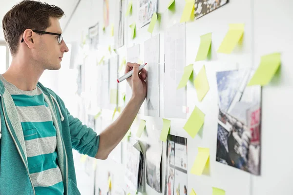 Empresario creativo escribiendo en papel — Foto de Stock