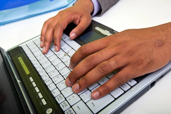 Homem digitando no laptop — Fotografia de Stock
