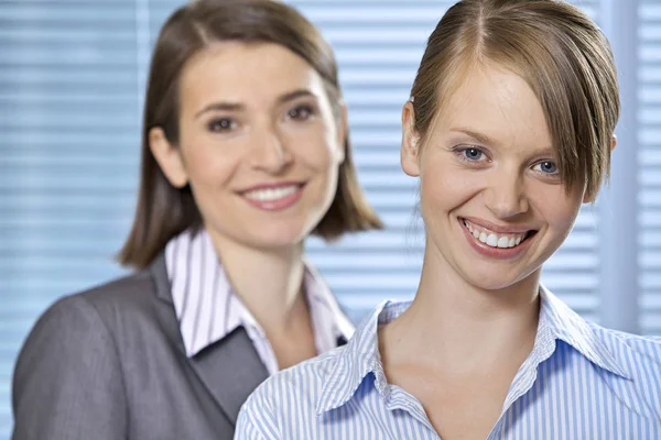 Mulheres de negócios sorridentes no cargo — Fotografia de Stock