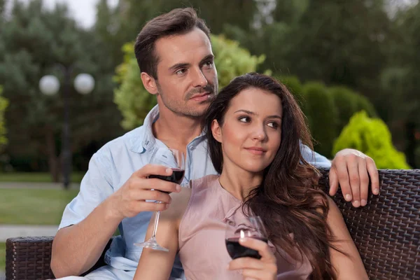 Pareja romántica tomando vino tinto —  Fotos de Stock