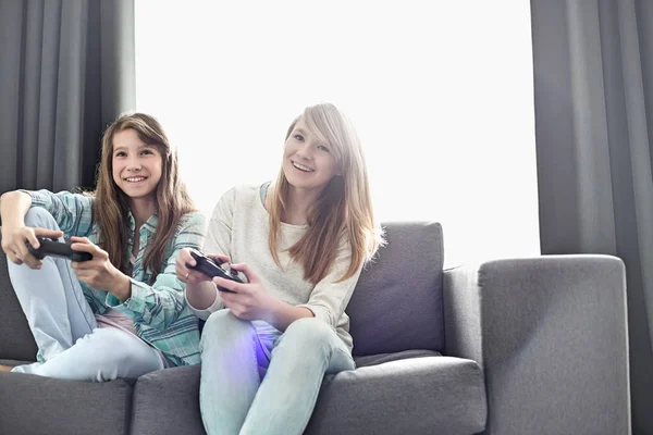 Irmãs jogando jogos de vídeo — Fotografia de Stock