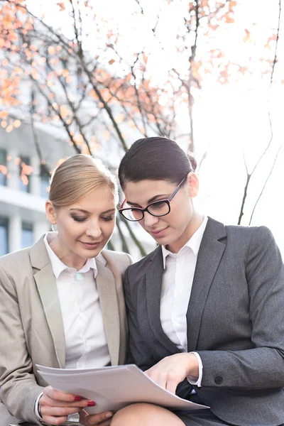 Geschäftsfrauen lesen Zeitung — Stockfoto