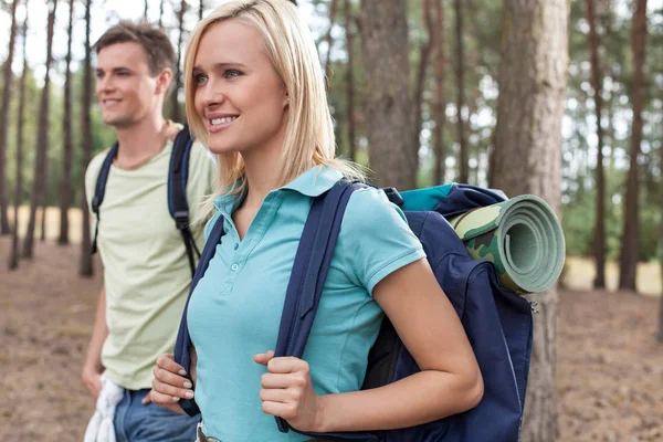Backpackers trekking in forest — Stock Photo, Image