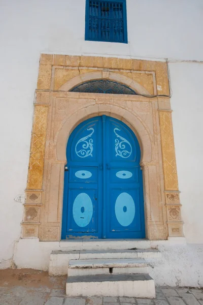传统的家的典型地方门 — 图库照片