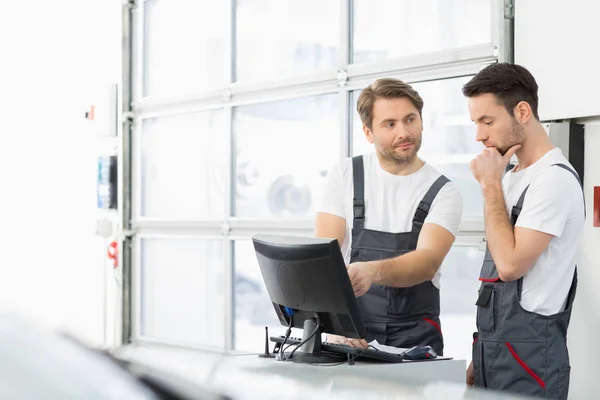 Male automobile mechanics — Stock Photo, Image