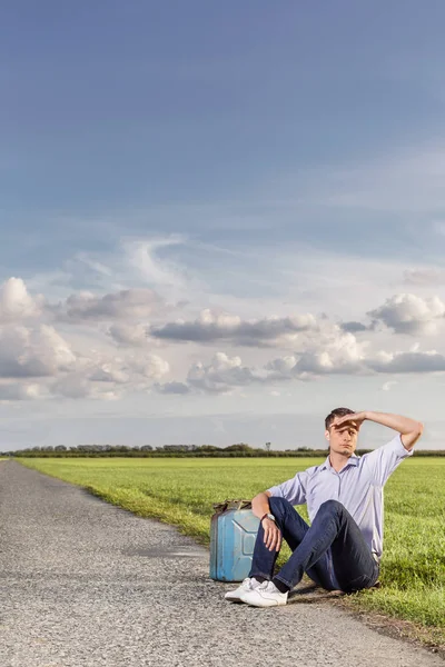 Man afscherming ogen op landweg — Stockfoto