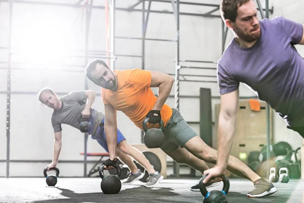 Muži cvičení s kettlebells — Stock fotografie