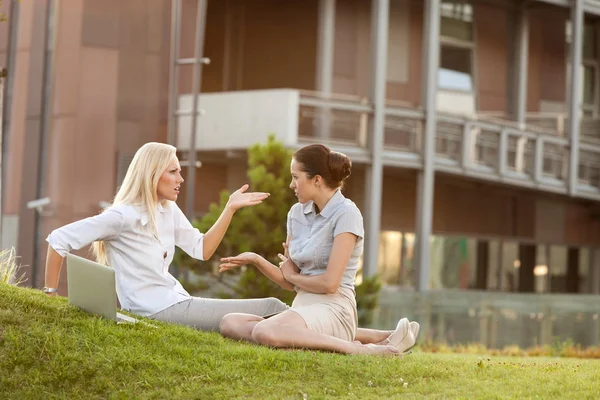 Young businesswomen arguing — Stock Photo, Image