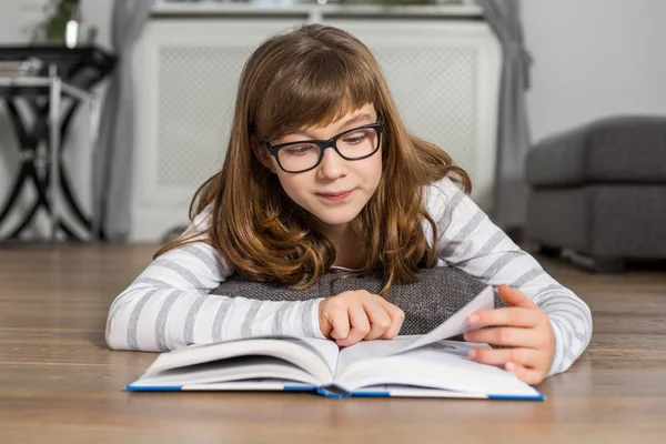 Teenager-Mädchen liest Buch — Stockfoto