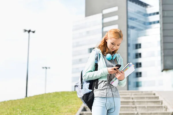 Ung kvinna med hjälp av smartphone — Stockfoto