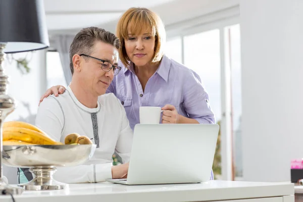 Reif pärchen mit laptop — Stockfoto