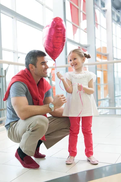 Pai com a pequena filha — Fotografia de Stock