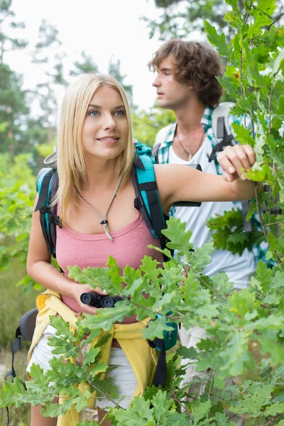 Wandelen in het bos (echt) paar — Stockfoto