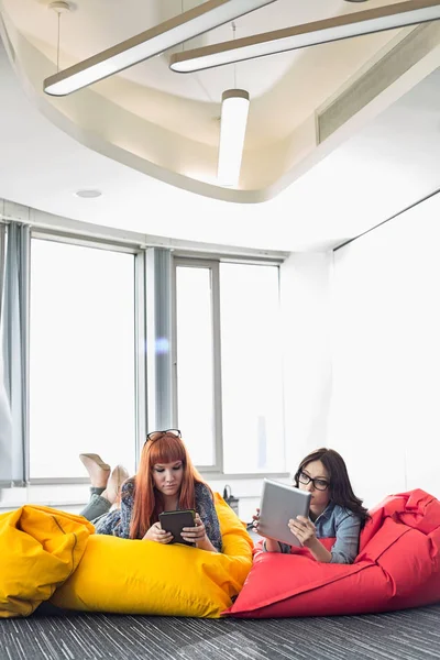 Businesswomen usando tabletas digitales — Foto de Stock