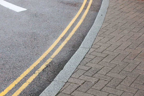 Lignes jaunes sur la route — Photo